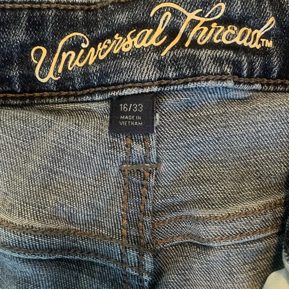 Distressed Cropped Jeans - Picture 3 of 4